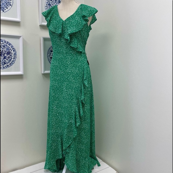 London Times Dresses & Skirts - NTW GREEN SPOTTED LONDON TIME MAXI DRESS💚💚💚